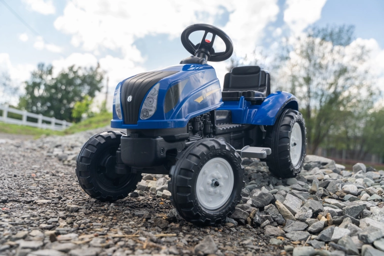 Falk pedálos traktor New Holland pótkocsival és nyitható motorháztetővel 2 éves kortól