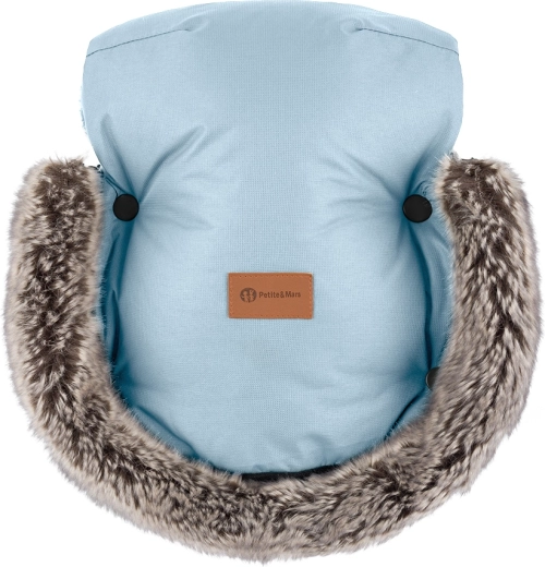 Varme hænder på barnevognens styr