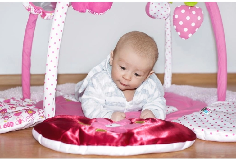 Zintuiglijke stimulatie met ritselende en getextureerde elementen