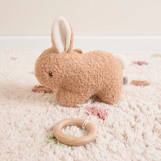 Prijeten pliš in leseni obroček za majhne ročice