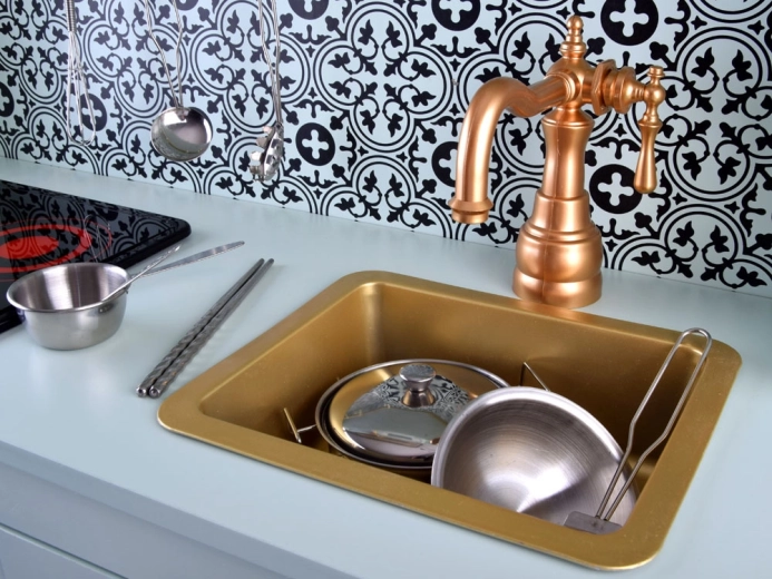 Elegante lavello dorato e rubinetto vintage