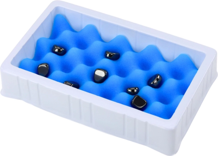 Stabilt underlag med skumindsats for et overskueligt spil