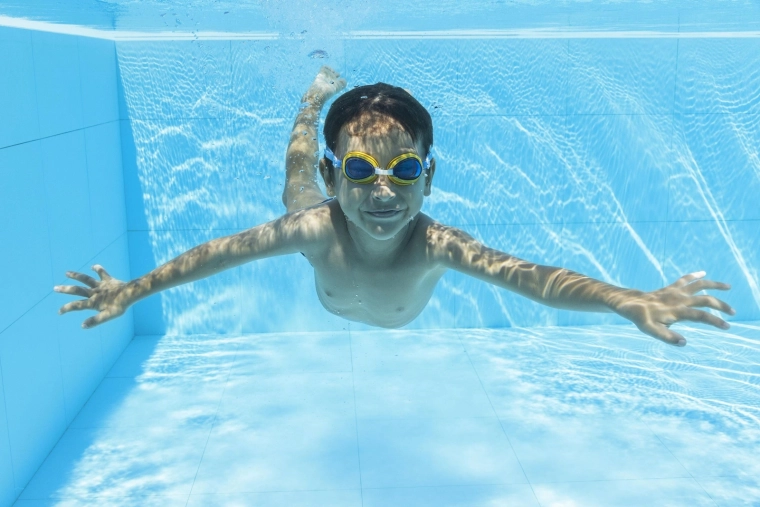 Wide‑angle lenses for better underwater awareness