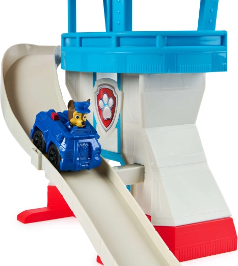 Tour stable à plusieurs niveaux avec insigne emblématique