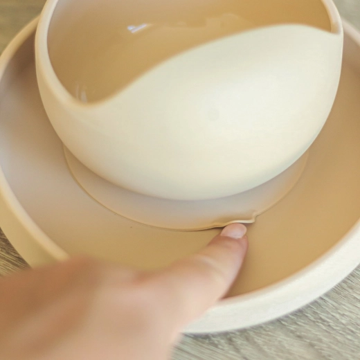 Strong grip thanks to a powerful suction base