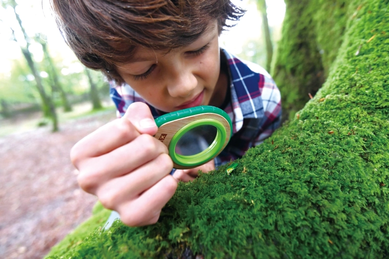 Plus près des détails : loupe de qualité pour petits explorateurs