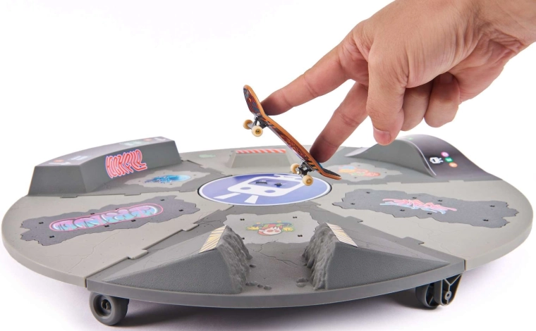 360° rotating skate arena