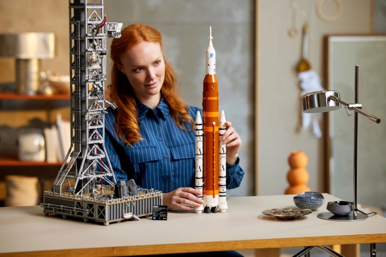 Višestupanjska raketa s odvojivim boosterima