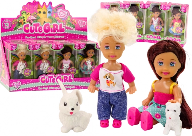 Mini-dukke med langt hår og et lille dyr i farverigt tøj