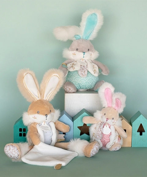 Coniglietto di peluche con sonaglino e portaciuccio 21 cm