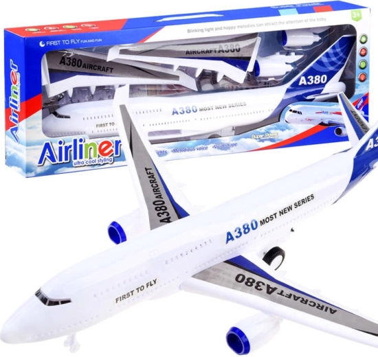 Veliko potniško letalo z pogonom, lučmi in zvoki