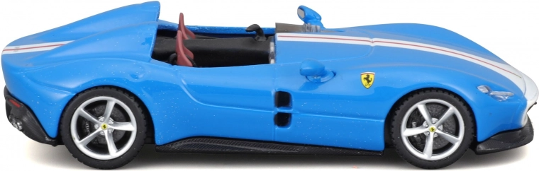 Detailný interiér a kolesá