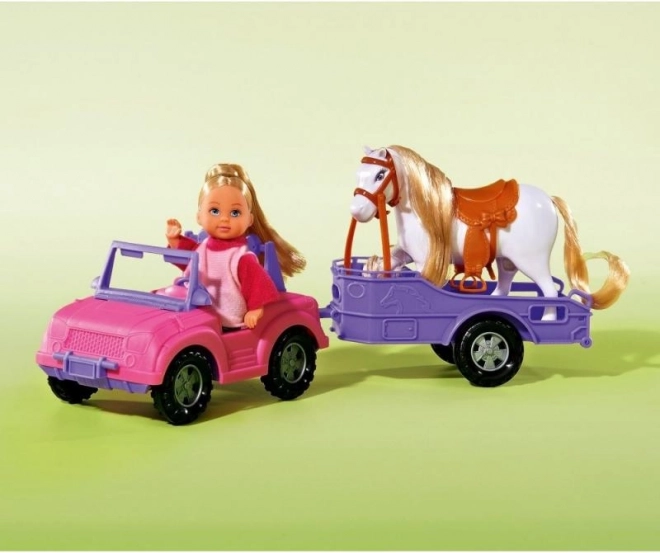 Puppe Evička mit Jeep und Pferdeanhänger