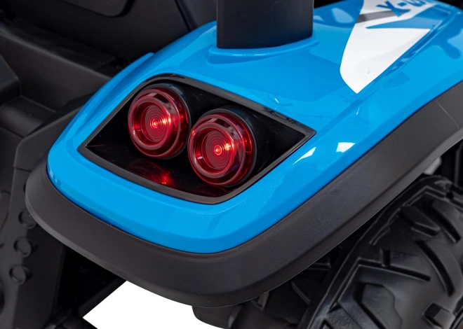 Kindertraktor mit blauem Anhänger