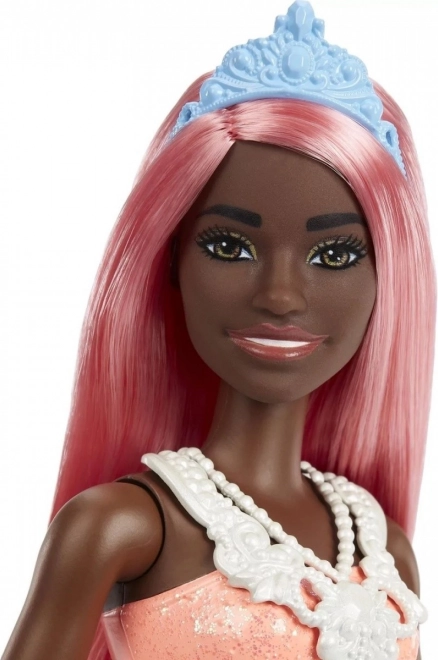 Pink hair and royal accessories