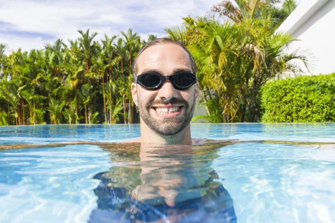 Black swimming goggles Bestway