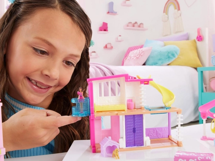 Interaktivna igra z dvigalom in premičnimi elementi