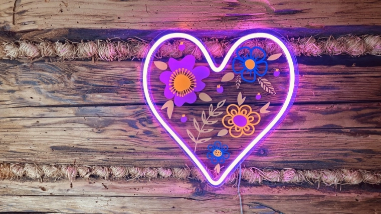 Romantično srce s cvetličnim motivom