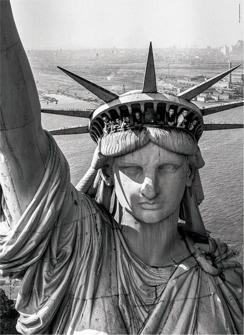 Iconic Statue of Liberty motif