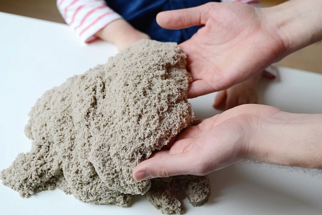 Kinetic Sand 3kg with Molds and Sandbox