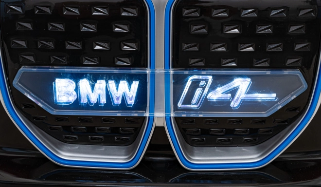 Auto BMW i4 na akumulátor pre deti biele – Červené