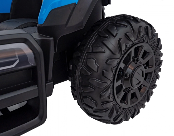 Kindertraktor mit blauem Anhänger