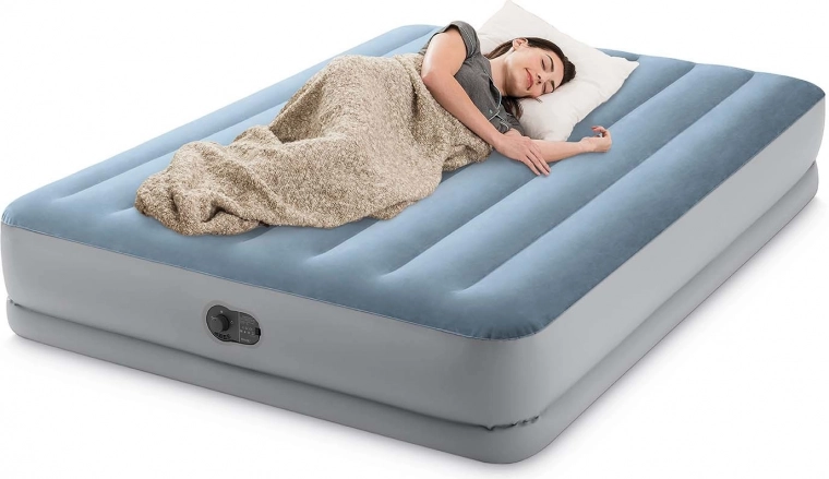 Surface en velours et hauteur accrue pour plus de confort