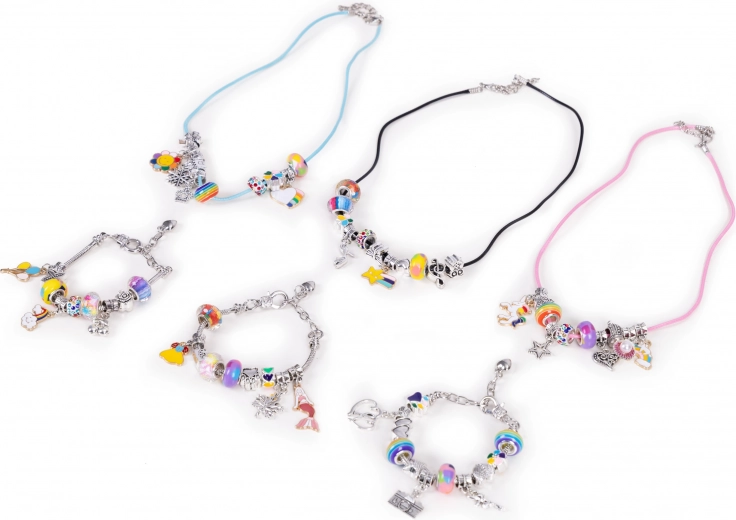 Farverige perler og magiske vedhæng