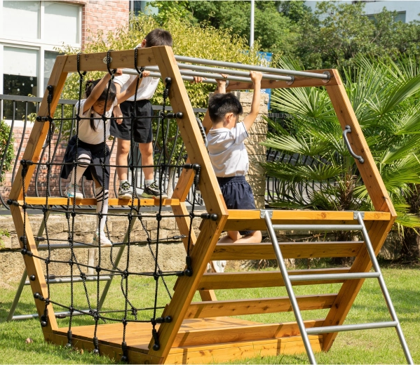 Fa, fém és kötél kombinációja