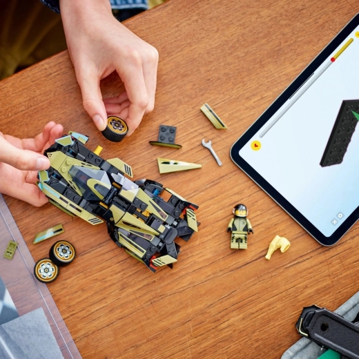 Otevírací kokpit a minifigurka řidiče