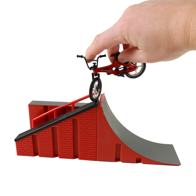 Parc de skate de jeu avec rampe et trottinette