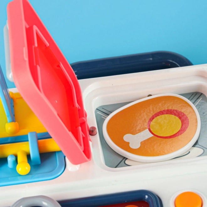 Tavola manipolativa Montessori con elementi di cucina e orologio educativo