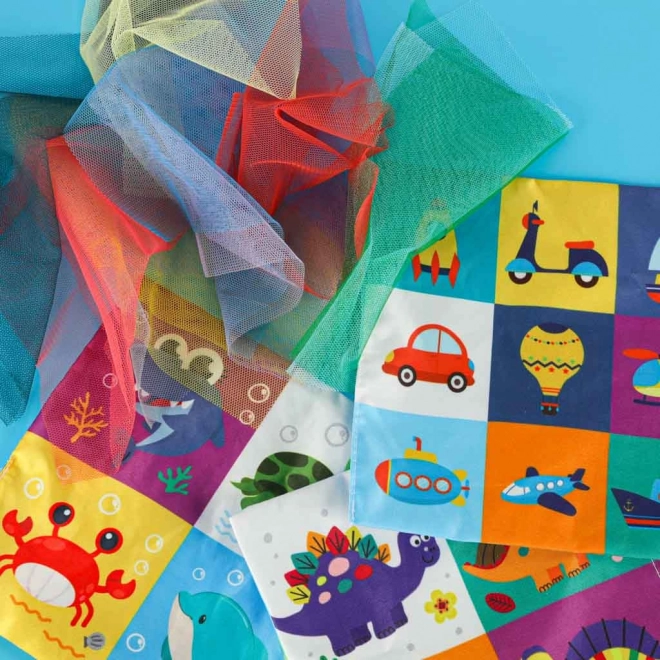 Boîte sensorielle Montessori avec mouchoirs colorés et animaux