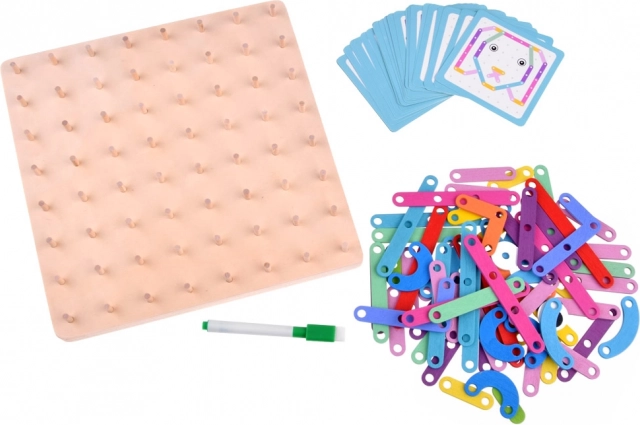 Kreativ mosaik på træ-pegboard