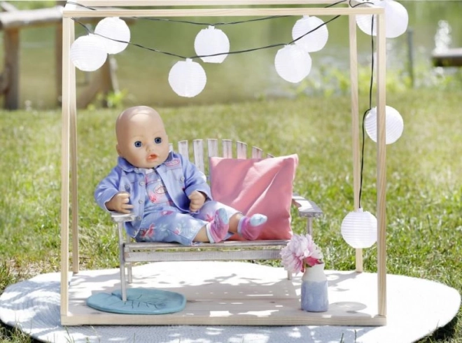 Encourages creative play indoors and outdoors