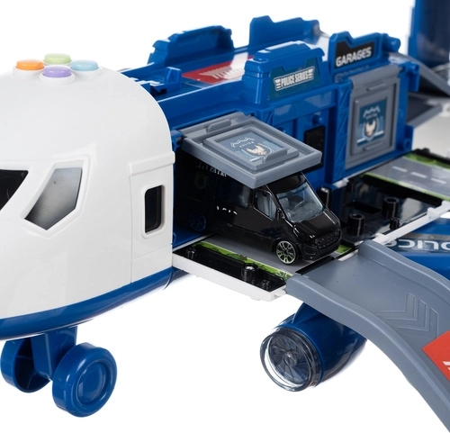 Openend vliegtuig met parkeerplaats en hellingen