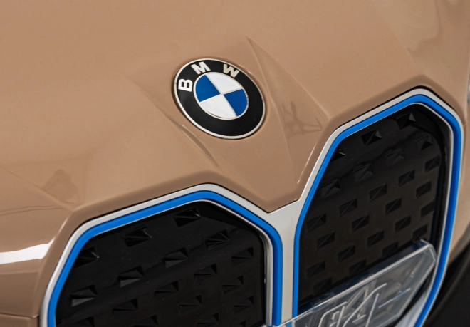 Auto BMW i4 na akumulátor pre deti biele – Zlaté