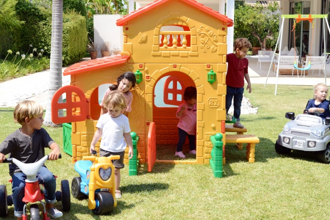 Garden House Super Villa with Table and Chairs