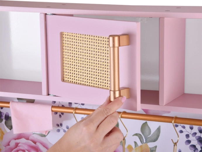 Metalowe naczynia i sprytne miejsca do przechowywania