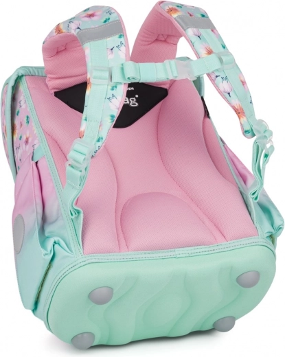 Anatómiailag formázott hát és légáteresztő párnázás