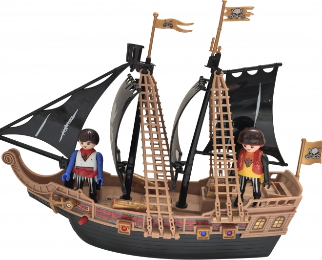 Kalózhajó figurákkal, fény- és hangeffektekkel, 30 cm