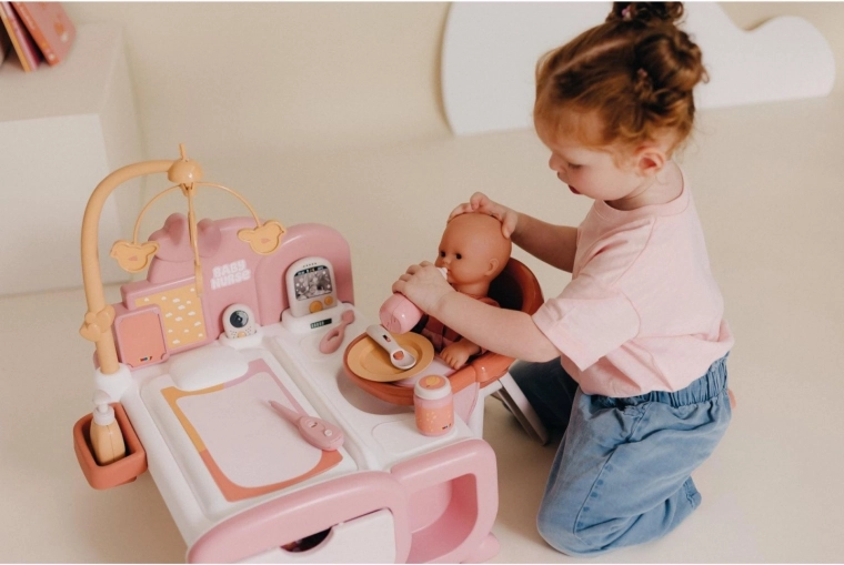 Elektronická pestúnka a atrapa kamery