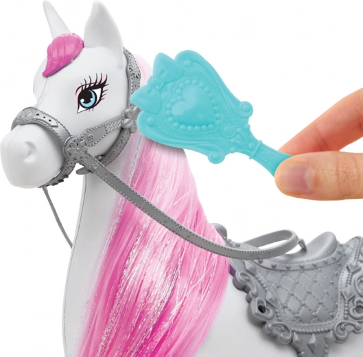 Divertimento nel pettinare la criniera