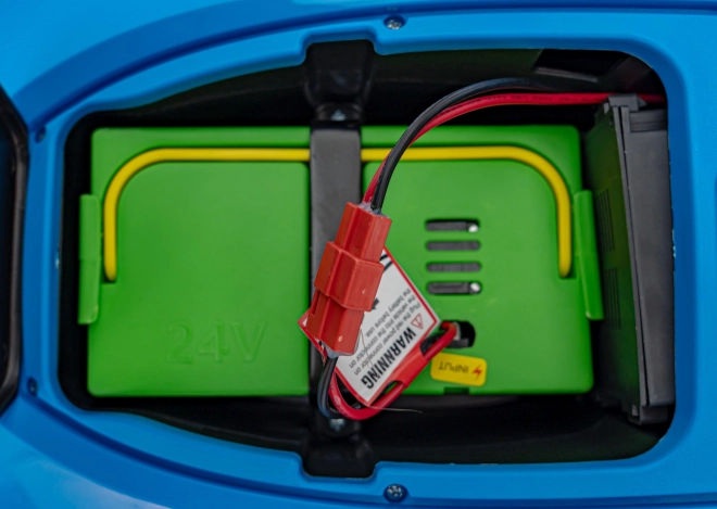 Kindertraktor mit blauem Anhänger