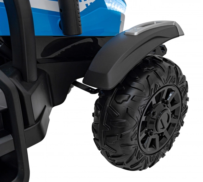 Kindertraktor mit blauem Anhänger