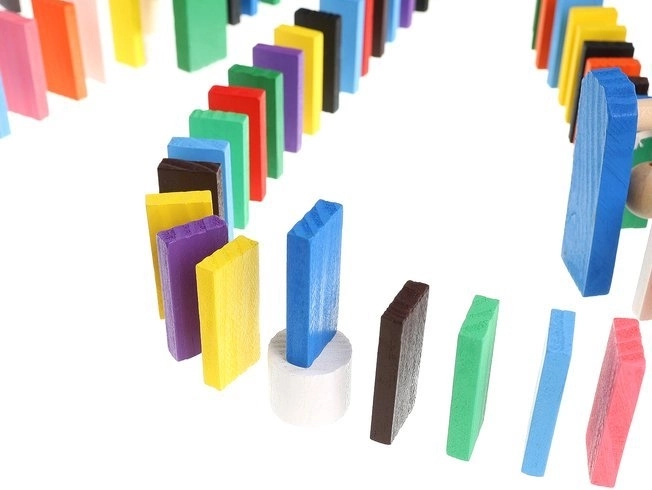 Obří počet dílů pro velkolepé domino dráhy