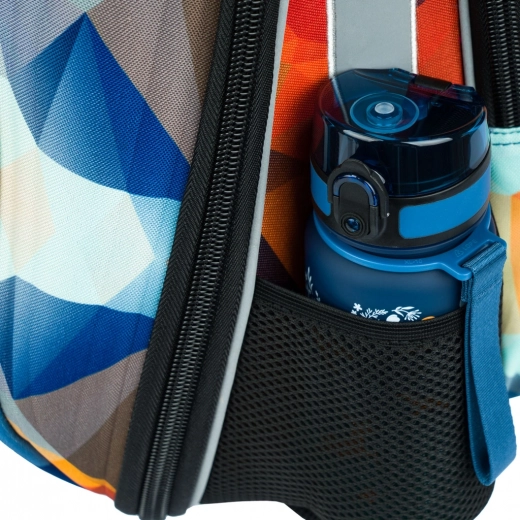 Stabilní dno a boční kapsy na láhev