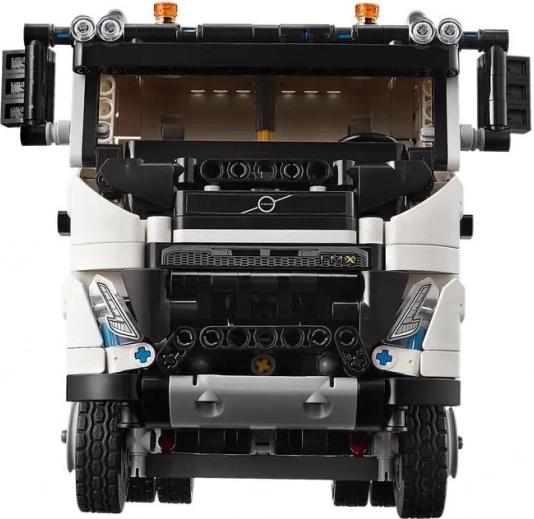 Avtentičen VOLVO FMX s funkcionalno kabino in motorjem