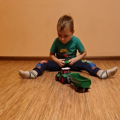 Daljinsko vodeni traktor Kruzzel s prikolico