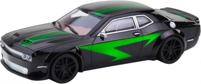 Sportovní auto s pohonem černé se zelenými liniemi